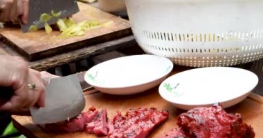 Tapınak perisi kurban edildiğinde, inananlar açık havada kurban yemeği pişirecekler (2018 03 New Taipei City, Tayvan)
