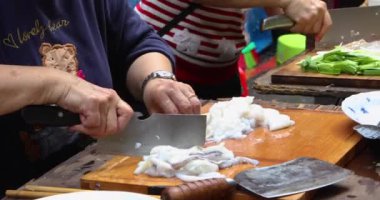 Tapınak perisi kurban edildiğinde, inananlar açık havada kurban yemeği pişirecekler (2018 03 New Taipei City, Tayvan)