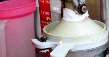 Kapalı el taze sıkılmış taze portakal suyu.