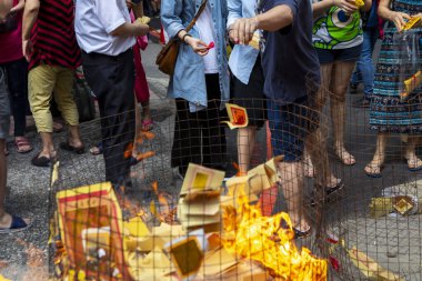 Pudu inananlar Çin Hayalet Festivali sırasında kağıt para yaktı (2018 08 25 Taipei, Tayvan)