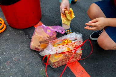 Çin dini gelenek Çin hayalet festivali yakın çekim inananlar kağıt para yakmaya hazırlanıyor.