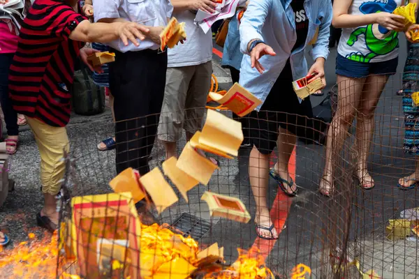 Pudu inananlar Çin Hayalet Festivali sırasında kağıt para yaktı (2018 08 25 Taipei, Tayvan)