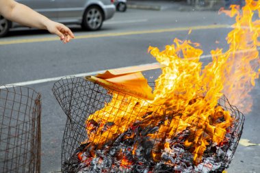 Çin dini gelenek Çin hayalet festivali yakın çekim inananlar kağıt para yaktı