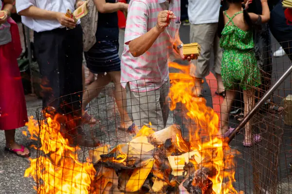 stock image Chinese religious custom Chinese ghost festival close -up believers burned paper money