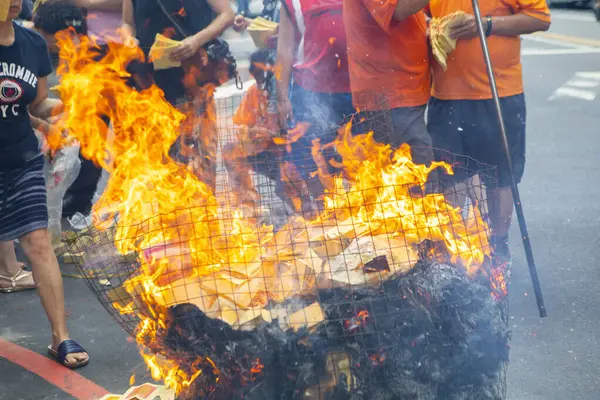 stock image Chinese religious custom Chinese ghost festival close -up believers burned paper money