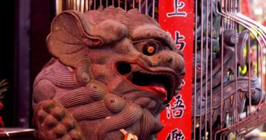 Çin dini kültüründeki görkemli sığınak tapınağını sembolize eden Taş Aslan (2018 03 03 Taipei, Tayvan) Metin: Tianlai 'nin Buda' sının sesi
