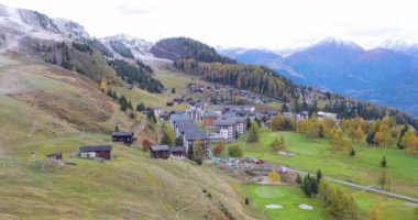 İsviçre 'deki Alplerdeki en büyük buzulların olduğu yüzme kasabası.