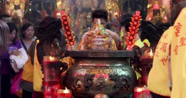 Müminler tapınak fuarları ve adaklar için ayinler hazırlamakla meşguller (2018 03 Taipei, Tayvan)