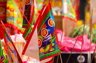 (Metin: Qingzan Zhongyuan) Çin Hayalet Festivali 'ne hayalet ve tanrıları kurban etmek için Purdue bayrağı yerleştirildi (2020 08 Taipei, Tayvan)