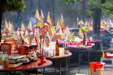 Çin Hayalet Festivali, masada kurban edilen hayaletler ve tanrılar için (2018 08 Taipei, Tayvan)