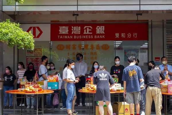 Çin Hayalet Festivali, masada kurban edilen hayaletler ve tanrılar için (2018 08 Taipei, Tayvan)