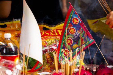 (Metin: Qingzan Zhongyuan) Çin Hayalet Festivali 'ne hayalet ve tanrıları kurban etmek için Purdue bayrağı yerleştirildi (2020 08 Taipei, Tayvan)