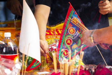 (Metin: Qingzan Zhongyuan) Çin Hayalet Festivali 'ne hayalet ve tanrıları kurban etmek için Purdue bayrağı yerleştirildi (2020 08 Taipei, Tayvan)