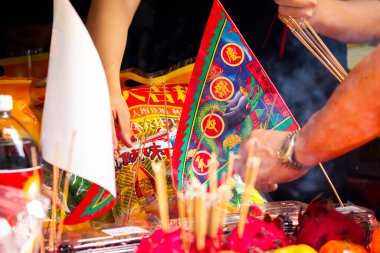 (Metin: Qingzan Zhongyuan) Çin Hayalet Festivali 'ne hayalet ve tanrıları kurban etmek için Purdue bayrağı yerleştirildi (2020 08 Taipei, Tayvan)