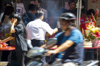 (Metin: Qingzan Zhongyuan) Çin hayalet festivali Purdue hayaletleri ve tanrıları tütsü yakar ve dua eder (2018 08 Taipei, Tayvan)
