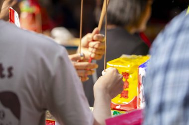 (Metin: Qingzan Zhongyuan) Çin Hayalet Festivali 'ne hayalet ve tanrıları kurban etmek için Purdue bayrağı yerleştirildi (2020 09 09 Taipei, Tayvan)