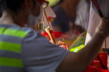 (Metin: Qingzan Zhongyuan) Çin Hayalet Festivali 'ne hayalet ve tanrıları kurban etmek için Purdue bayrağı yerleştirildi (2020 09 09 Taipei, Tayvan)