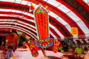 (Metin: Qingzan Zhongyuan) Çin Hayalet Festivali 'ne hayalet ve tanrıları kurban etmek için Purdue bayrağı yerleştirildi (2020 08 Taipei, Tayvan)