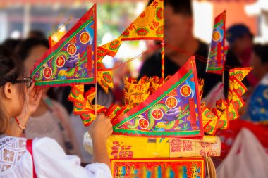 (Metin: Qingzan Zhongyuan) Çin Hayalet Festivali 'ne hayalet ve tanrıları kurban etmek için Purdue bayrağı yerleştirildi (2020 08 Taipei, Tayvan)