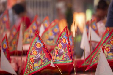 (Metin: Qingzan Zhongyuan) Çin Hayalet Festivali 'ne hayalet ve tanrıları kurban etmek için Purdue bayrağı yerleştirildi (2020 08 Taipei, Tayvan)