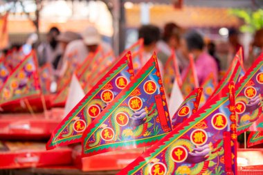 (Metin: Qingzan Zhongyuan) Çin Hayalet Festivali 'ne hayalet ve tanrıları kurban etmek için Purdue bayrağı yerleştirildi (2020 08 Taipei, Tayvan)