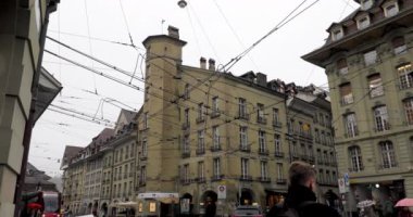 İsviçre 'nin başkenti Burne' nin yağmurlu günlerinde eski şehrin sokakları ve tarihi kule (2023 11 02 İsviçre başkenti Burne)