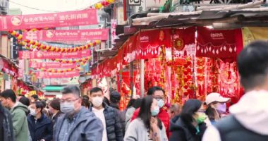 (20230118 Taipei, Tayvan) Tayvan 'daki Dihua Sokak Pazarı' nda parlak renkli bahar festivali çiftleri sergilendi