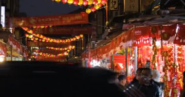 (20230118 Taipei, Tayvan) Tayvan 'daki Dihua Sokak Pazarı' nda parlak renkli bahar festivali çiftleri sergilendi