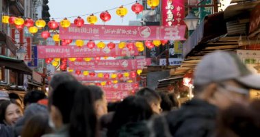 (20230118 Taipei, Tayvan) Tayvan 'daki Dihua Sokak Pazarı' nda parlak renkli bahar festivali çiftleri sergilendi