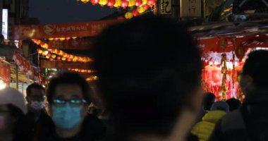(20230118 Taipei, Tayvan) Tayvan 'daki Dihua Sokak Pazarı' nda parlak renkli bahar festivali çiftleri sergilendi