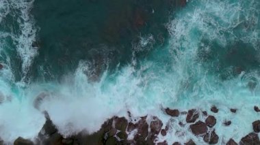 Tayvan kıyılarının güzelliğinin hava fotoğrafçılığı: muhteşem manzaranın panoramik bir görüntüsü