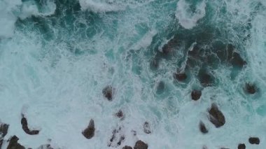 Tayvan kıyılarının güzelliğinin hava fotoğrafçılığı: muhteşem manzaranın panoramik bir görüntüsü