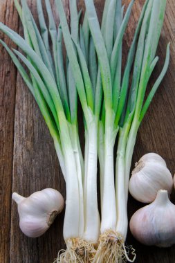 Sebzeli soğan sarımsağı, kütük masasında.,