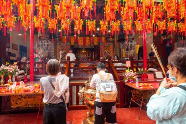 (Metin: Qingzan Zhongyuan) Çin Hayalet Festivali 'ne hayalet ve tanrıları kurban etmek için Purdue bayrağı yerleştirildi (2020 09 09 Taipei, Tayvan)