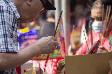 (Metin: Qingzan Zhongyuan) Çin Hayalet Festivali 'ne hayalet ve tanrıları kurban etmek için Purdue bayrağı yerleştirildi (2020 09 09 Taipei, Tayvan)