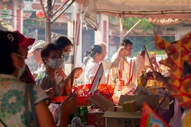 (Metin: Qingzan Zhongyuan) Çin Hayalet Festivali 'ne hayalet ve tanrıları kurban etmek için Purdue bayrağı yerleştirildi (2020 09 09 Taipei, Tayvan)