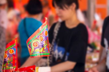 (Metin: Qingzan Zhongyuan) Çin Hayalet Festivali 'ne hayalet ve tanrıları kurban etmek için Purdue bayrağı yerleştirildi (2020 08 Taipei, Tayvan)