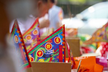 (Metin: Qingzan Zhongyuan) Çin Hayalet Festivali 'ne hayalet ve tanrıları kurban etmek için Purdue bayrağı yerleştirildi (2020 08 Taipei, Tayvan)