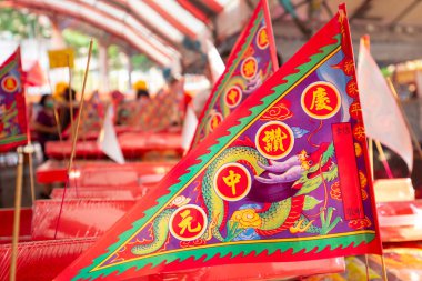 (Metin: Qingzan Zhongyuan) Çin Hayalet Festivali 'ne hayalet ve tanrıları kurban etmek için Purdue bayrağı yerleştirildi (2020 08 Taipei, Tayvan)