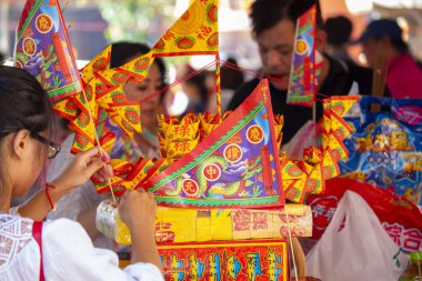 (Metin: Qingzan Zhongyuan) Çin Hayalet Festivali 'ne hayalet ve tanrıları kurban etmek için Purdue bayrağı yerleştirildi (2020 08 Taipei, Tayvan)