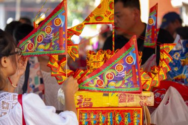 (Metin: Qingzan Zhongyuan) Çin Hayalet Festivali 'ne hayalet ve tanrıları kurban etmek için Purdue bayrağı yerleştirildi (2020 08 Taipei, Tayvan)