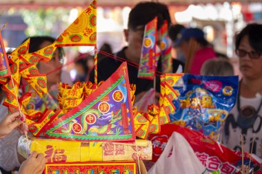 (Metin: Qingzan Zhongyuan) Çin Hayalet Festivali 'ne hayalet ve tanrıları kurban etmek için Purdue bayrağı yerleştirildi (2020 08 Taipei, Tayvan)