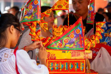 (Metin: Qingzan Zhongyuan) Çin Hayalet Festivali 'ne hayalet ve tanrıları kurban etmek için Purdue bayrağı yerleştirildi (2020 08 Taipei, Tayvan)