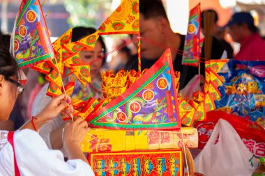 (Metin: Qingzan Zhongyuan) Çin Hayalet Festivali 'ne hayalet ve tanrıları kurban etmek için Purdue bayrağı yerleştirildi (2020 08 Taipei, Tayvan)