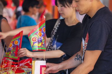 (Metin: Qingzan Zhongyuan) Çin Hayalet Festivali 'ne hayalet ve tanrıları kurban etmek için Purdue bayrağı yerleştirildi (2020 08 Taipei, Tayvan)