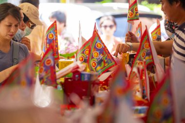 (Metin: Qingzan Zhongyuan) Çin Hayalet Festivali 'ne hayalet ve tanrıları kurban etmek için Purdue bayrağı yerleştirildi (2020 08 Taipei, Tayvan)