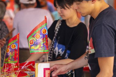 (Metin: Qingzan Zhongyuan) Çin Hayalet Festivali 'ne hayalet ve tanrıları kurban etmek için Purdue bayrağı yerleştirildi (2020 08 Taipei, Tayvan)