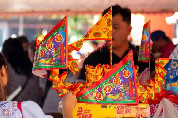 (Metin: Qingzan Zhongyuan) Çin Hayalet Festivali 'ne hayalet ve tanrıları kurban etmek için Purdue bayrağı yerleştirildi (2020 08 Taipei, Tayvan)