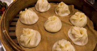 Buharlı sepetteki Piping Sıcak Çorba Hamur köftelerinin yakın çekimi.