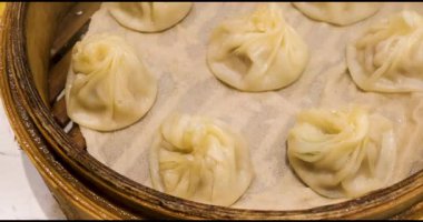 Buharlı sepetteki Piping Sıcak Çorba Hamur köftelerinin yakın çekimi.